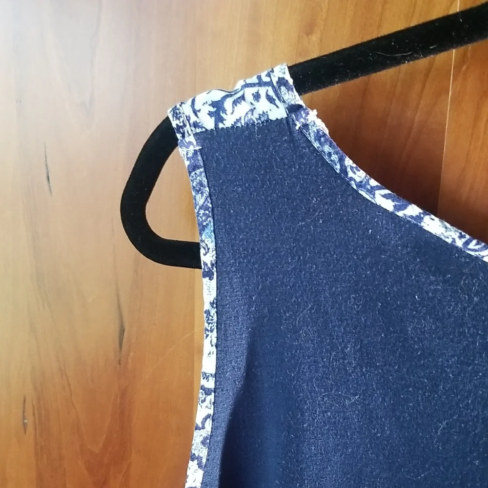 Fever navy and white print rayon shell, like new, size XL - Picture 4 of 4